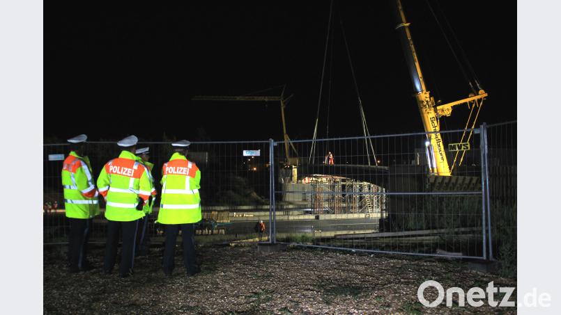 Spektakulärer Brückenbau in einer Nacht - 500 Tonnen Kran hebt Brückenteile über 6-spurige Autobahn in Regensburg Auer, Alexander