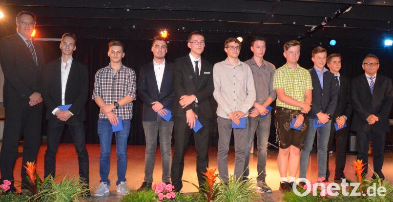 Schulleiter Michael Meier (links) und Realschulkonrektor Hans Eger (rechts) mit Schulbesten. Bild: Kunz Kunz