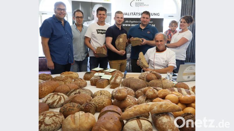 Jede Menge Semmeln und Brote. Und das Gute dabei: Alle schmecken. Darüber freuten sich die Teilnehmer der Brot- und Semmelprüfung (von links): Bäcker-Innungs-Obermeister Christian Glaab, Sebastian Scheitinger, Kurt Scherl, Marcel Morawe, Helmut Kosler, Brotprüfer Manfred Stiefel, Stefanie Rester-Schmid. Gerhard Götz