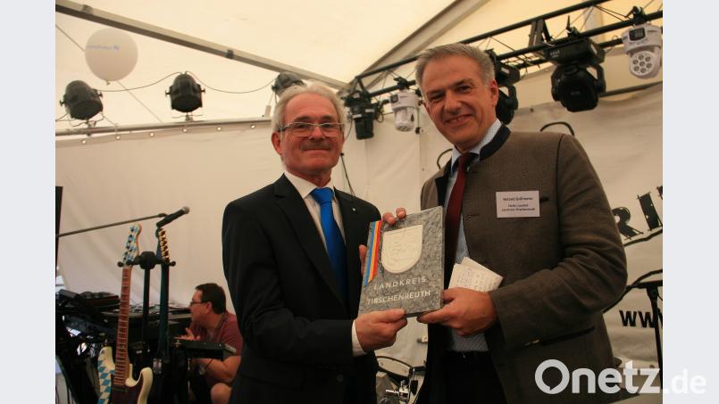 Im Namen des Landkreises und im Namen von MdL Tobias Reiß gratulierte stellvertretender Landrat Roland Grillmeier. wro