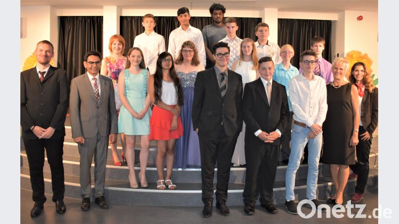 Christian Pausch, der Klassenlehrer der Entlassschüler, Rektor Thomas Schmidt (von links) sowie Diana Kraus von der Sparkasse (von rechts) und zweite Bürgermeisterin Anita Stauber wünschen den Jugendlichen alles Gute für die Zukunft. rgr