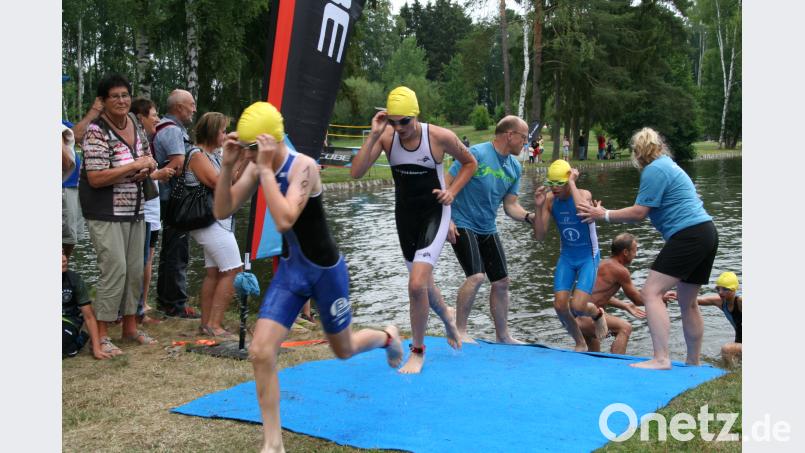 Nach der Schwimmstrecke im Kösseinebad sprinteten die Teilnehmer zu ihren Fahrrädern. Die zahlreichen Zuschauer kamen voll auf ihre Kosten und feuerten die Sportler immer wieder an. fpoz