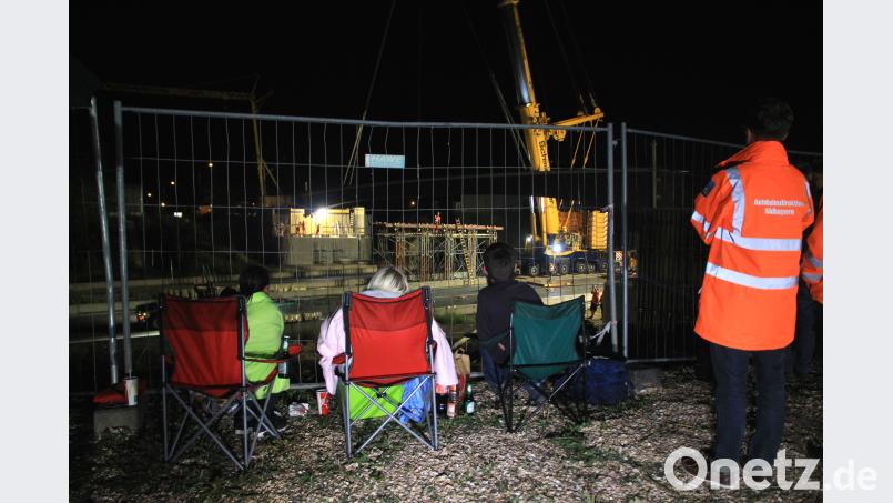 Spektakulärer Brückenbau in einer Nacht - 500 Tonnen Kran hebt Brückenteile über 6-spurige Autobahn in Regensburg Auer, Alexander