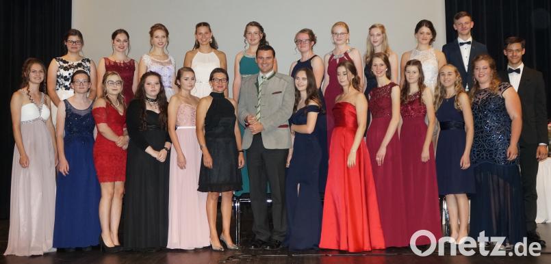23 Schüler erreichten eine Eins vor dem Komma. Darüber freuten sich Direktorin Diana Schmidberger (vorne, Sechste von links) und Landrat Thomas Ebeling (Mitte) besonders. weu