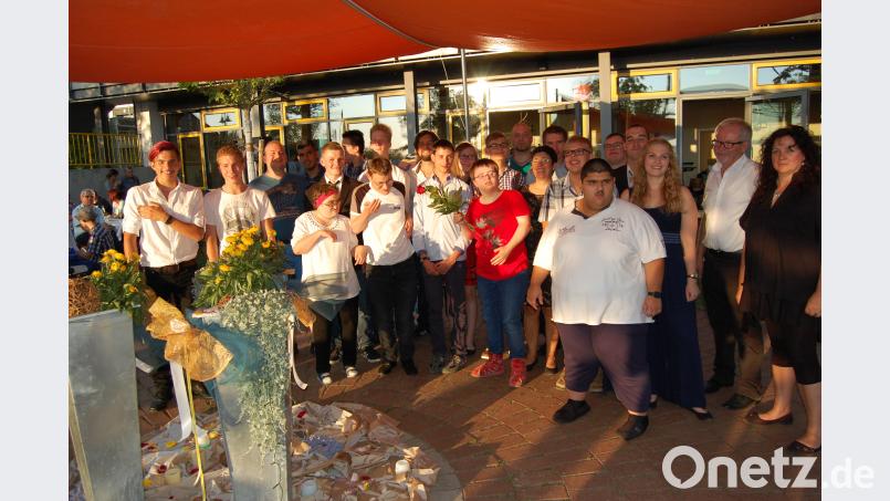 20 Entlassschüler werden in einer ansprechenden Feier von ihren Klasslehrern verabschiedet. grm