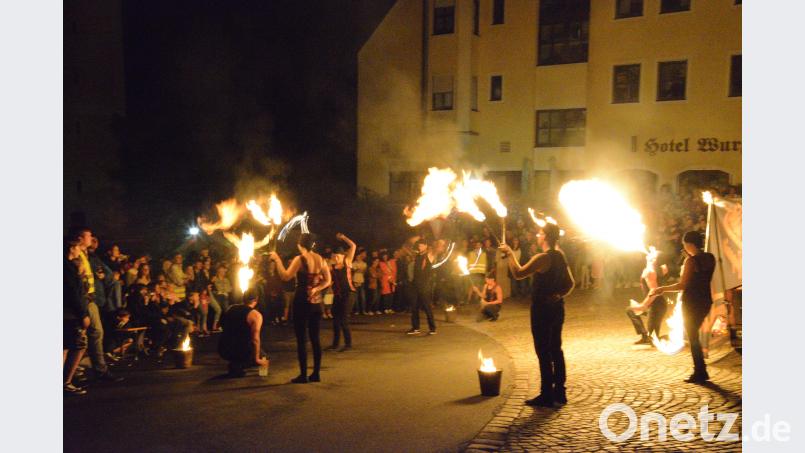 Feuerspiele faszinieren am Samstagabend am Marktplatz die Besucher. bey