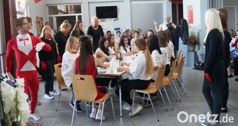 Mit dem Sketch „Oberpfälzer Hochadel“ begann die gelungene Abschlussfeier der Staatlichen Berufsfachschule. weu