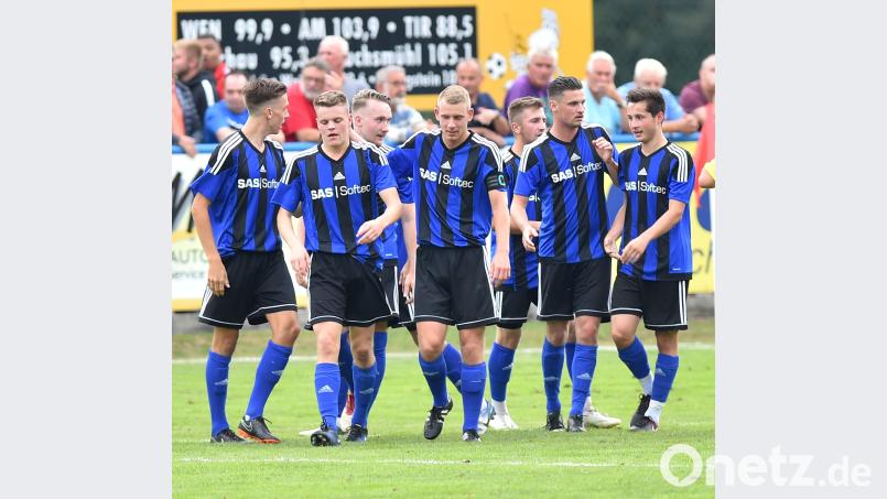 Die Spieler der SpVgg SV Weiden freuen sich über den 2:0-Sieg im Derby beim SV Etzenricht. Mann des Tages war Niklas Lang (Zweiter von links), der beide Treffer erzielte. Alfred Schwarzmeier