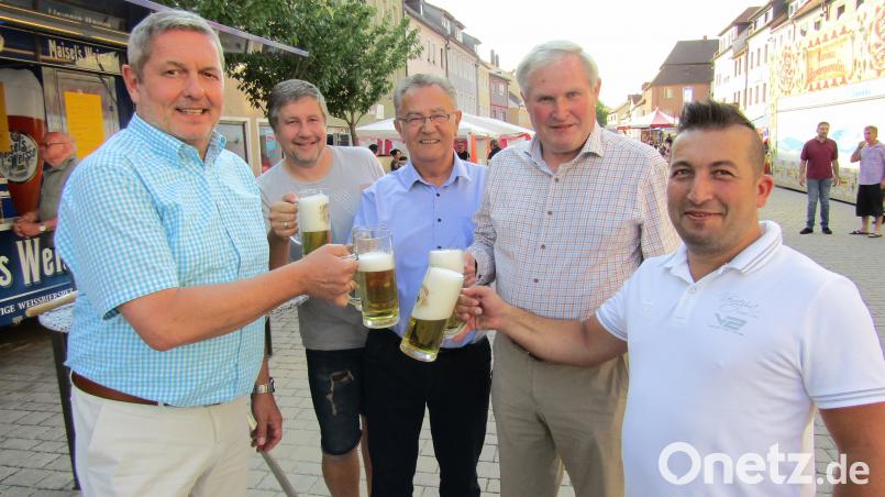 Mit den dann randvoll mit Bier befüllten Gläsern stößt man auf ein zünftiges Altstadtfest an: Bürgermeister Joachim Neuß, Jugend- und Kulturreferent Michael Streit, 2. Bürgermeister Herbert Lehner, stellvertretender Landrat Martin Weiß (von links). sck
