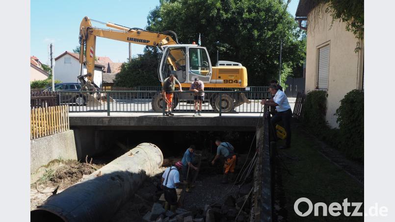 Mit Bagger und Handarbeit sichern Arbeiter der Gemeinde und der Firma Baumer im Loisbach die Wasserleitung. gz