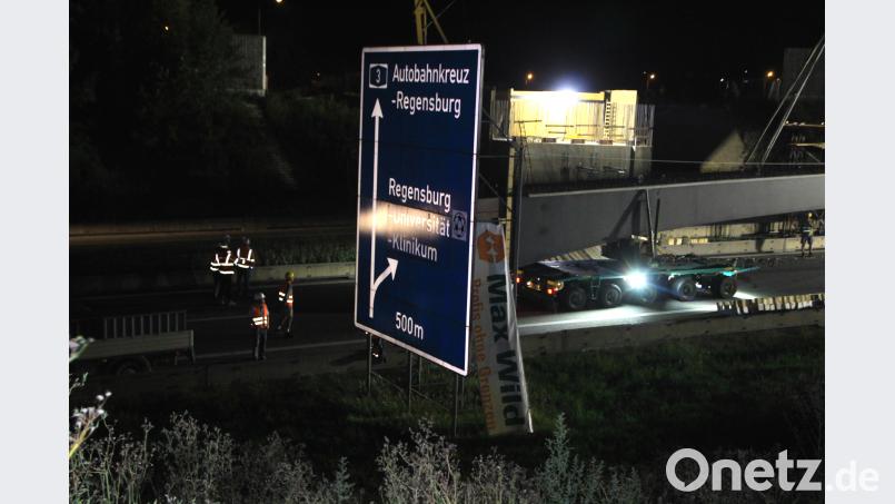 Spektakulärer Brückenbau in einer Nacht - 500 Tonnen Kran hebt Brückenteile über 6-spurige Autobahn in Regensburg Auer, Alexander
