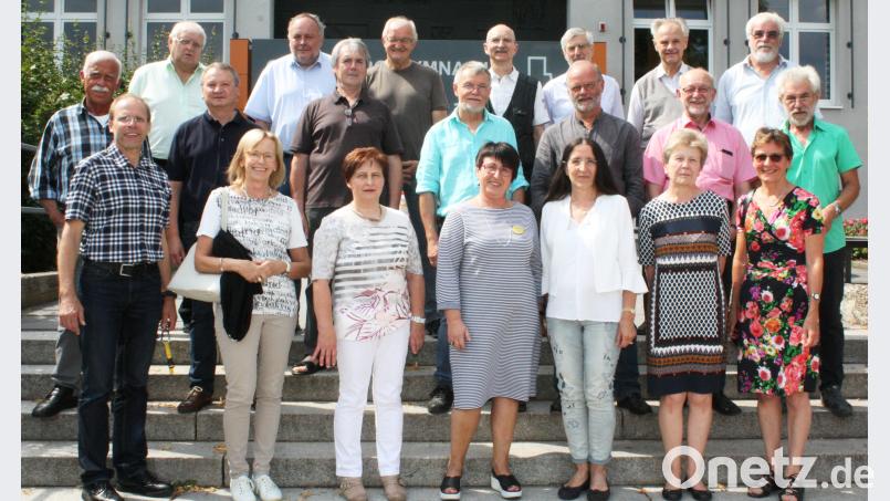 Die Lehrkräfte Josef Biebl (mittlere Reihe, rechts) und Ulrich Wohlgemuth (mittlere Reihe, Dritter von rechts) luden ihre Mitschüler des Abiturjahrgangs 1974 zu einem &quot;außerplanmäßigen&quot; Klassentreffen ans OGO ein. Auch einige Lehrer von einst nahmen daran teil. lg