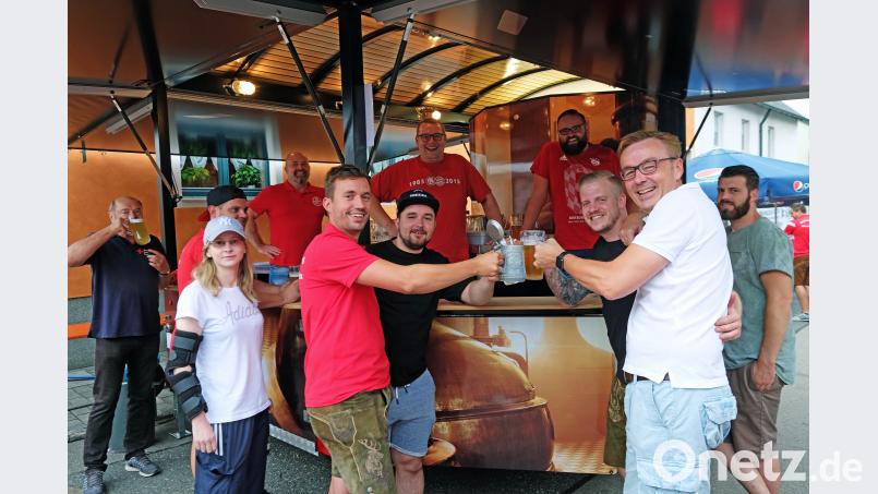 Beim Bayern-Fanclub herrscht schon am Nachmittag gute Stimmung. Bild: twi