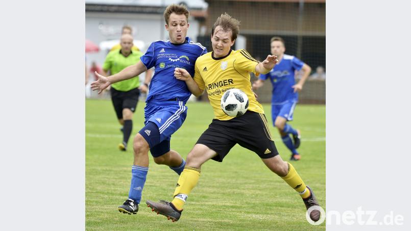 Ein rasanter Zweikampf zwischen dem Ensdorfer Verteidiger Matthias Dotzler (links) und dem Hahnbacher Torschützen Fabian Brewitzer. Hubert Ziegler