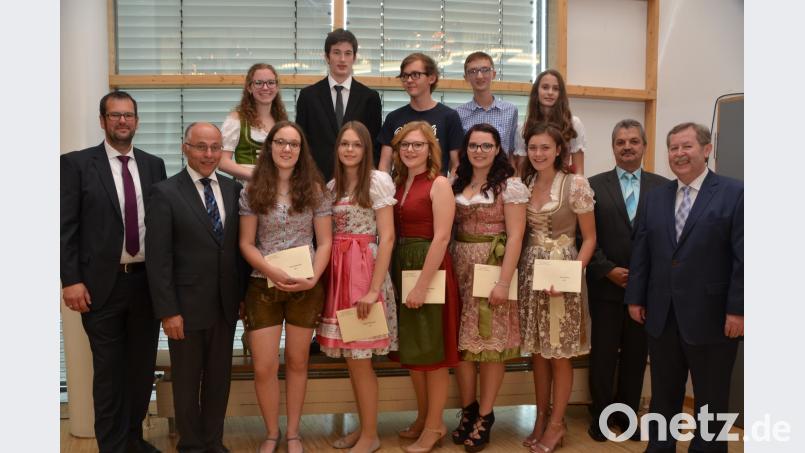 Vom Landkreis bekommen die Besten der Realschule Geldpreise, die stellvertretender Landrat Albert Nickl (Zweiter von links) übergibt. Das Traumergebnis von 1,0 schafft Anna Nahrhaft aus Hörlmühle, gefolgt von Marie Wittmann aus Oberlind und Leonie Müller aus Waldthurn (vorne, von links). dob