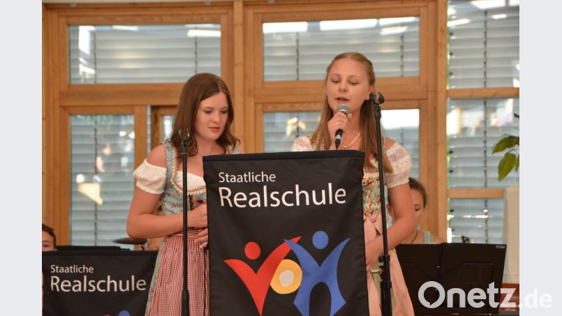 Hannah Reil und Alexandra Jaworski (von links) hinterlassen als Sängerinnen bleibende Eindrücke bei der Abschlussfeier. dob