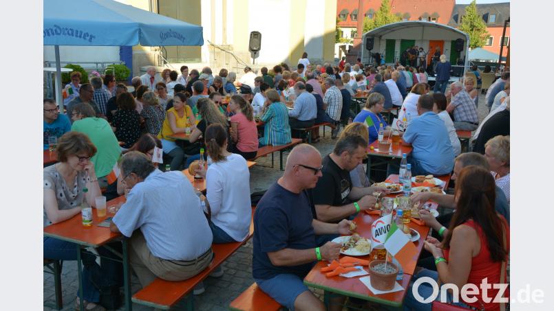 Volles Haus am Freitagabend auf dem Kirchplatz, als das Team des Mehrgenerationenhauses wieder zum Irischen Abend eingeladen hatte. Die vielen Besucher genossen das irische Flair in einer herrlichen Sommernacht jr
