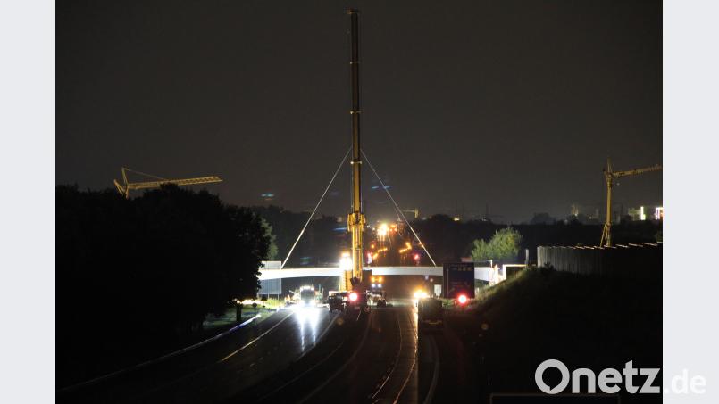 Spektakulärer Brückenbau in einer Nacht - 500 Tonnen Kran hebt Brückenteile über 6-spurige Autobahn in Regensburg Auer, Alexander