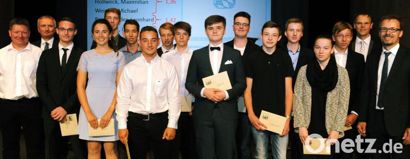 So sehen Sieger aus: Elternbeiratsvorsitzender Heiko Schneider (links), Landtagsabgeordneter Harald Schwartz (rechts daneben) sowie Direktor Matthias Schall (rechts) und Konrektor Andreas Rupprecht (links daneben) gratulieren bei der Entlassfeier im Kongresszentrum den besten Absolventen der Schönwerth-Realschule. Gerhard Franz