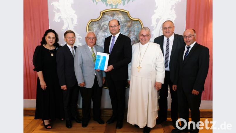 Nur strahlende Gesichter sind im Musiksaal des Klosters Speinshart zu sehen. Grund ist der Förderbescheid für die Erstellung einer Machbarkeitsstudie, die Strategien zum wirtschaftlichen Betrieb und zur künftigen Ausrichtung der Internationalen Begegnungsstätte aufzeigen soll. Unser Bild zeigt (von links) Sissy Thammer (Jugendfestspieltreffen Bayreuth), MdL Tobias Reiß, Georg Girisch, Chef des Fördervereins, Minister Albert Füracker, Abt Hermann Josef Kugler, Bezirkstags-Vizepräsident Lothar Höher und Bürgermeister Albert Nickl bei der offiziellen Übergabe. do