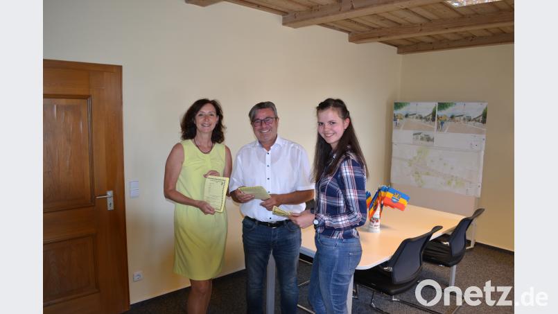 Gabriele Buchbinder von der Tourismusinfo, Bürgermeister Reiner Gäbl und Praktikantin Freya Baier stellen das Ferienprogramm vor. buc