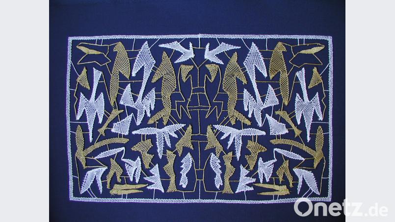 Ein echter Heimatschatz ist das nach einem Entwurf des gebürtigen Tiefenbacher Künstlers Ludwig Gebhard von Sieglinde Prögler geklöppelte Deckchen „Fantasie in Weiß und Gold“. lpr