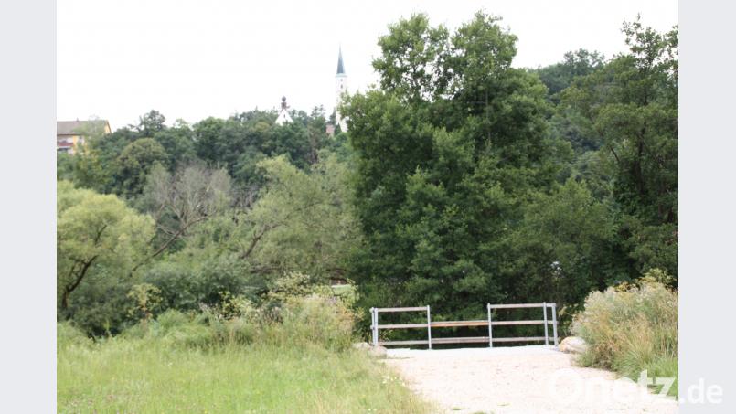 An sich ist es eine Idylle hier am Lauf der Vils bei Rieden. Doch Unbekannte haben den behindertengerechten Angelplatz zerstört. Das Gelände wurde vollständig aus der Verankerung gerissen. sam