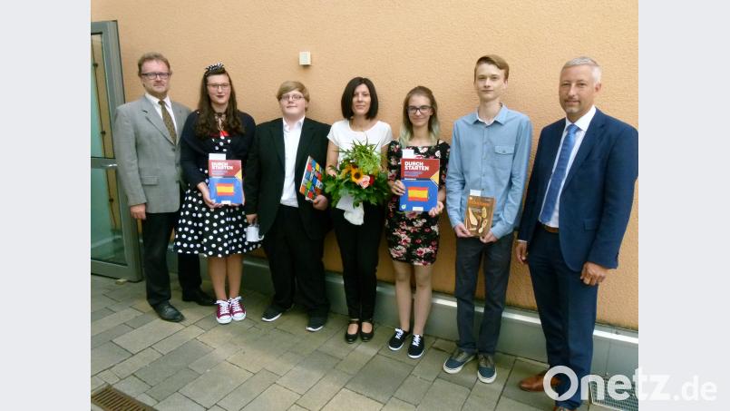 Rektor Wolfgang Bodensteiner (links), Klassenlehrerin Magdalena Kita (Mitte) – der selbst besonderer Dank für ihr großes Engagement gilt – und Stefan Schlegl von der Raiffeisenbank heben die Leistung der Einser-Absolventen Nadia Landgraf, David Plaß (Zweite und Dritter von links), Kevin Kretz und Stefanie Hirn (Zweiter und Dritte von rechts) hervor. rn