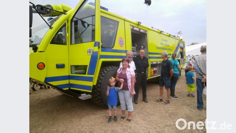 Aufmerksamkeit erregte das 33 Tonnen schwere, knallgelbe Löschfahrzeug der US-Lufthafenfeuerwehr aus dem Truppenübungsplatz Grafenwöhr. Für das Fahrzeug interessierten sich auch Kreisbrandrat Fredi Weiß (Dritter von links), Kreisbrandinspektor Martin Schmidt (Vierter von links) und der Steiningloher Feuerwehrkommandant Ludwig Fischer (Fünfter von links). u