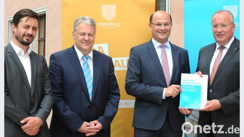 Der Verein Oberpfalz-Marketing setzt das Projekt &quot;Zum Glück (zurück)&quot; um mit dem Förderbescheid von 450000 Euro. Von links: Geschäftsführer Christoph Aschenbrenner, Landrat Richard Reisinger, Finanzminister Albert Füracker und Bezirkstagspräsident Franz Löffler. Stephan Huber