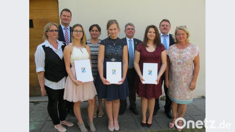 Die Schule ist geschafft. Im Bild von links: Elternbeiratsvorsitzende Barbara Stübe, Konrektor Peter Großmann, Hannah Lederer (1,3), Lehrerin Barbara Ströll-Seegerer, Lisa Neumann (1,4), Bürgermeister Norbert Bücherl (Freihung), Vanessa Götz (1,5), Bürgermeister Hans-Martin Schertl (Vilseck) und Rektorin Petra Ligensa. khg
