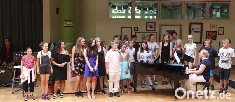 Der Schulchor trug viel zum Erfolg der Abschlussfeier bei. Bild: mfh