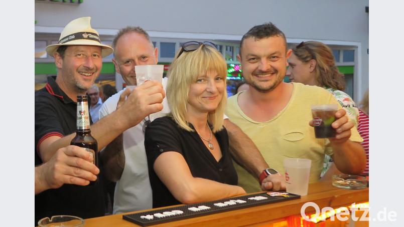 „Barkeeper“ Michael Edenharter (links) mixte für die Gäste erfrischende Sommerdrinks. Hirsch
