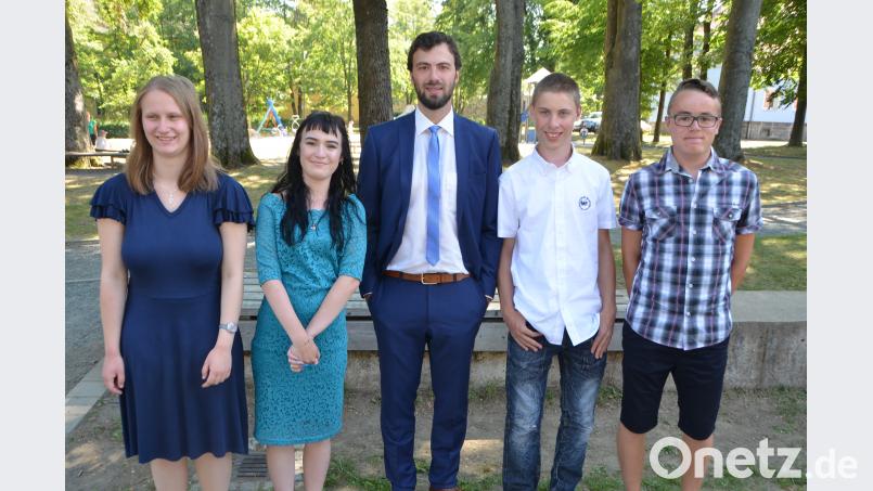 Noch einmal stellen sich die vier Abschluss-Schüler Leonie Reil (Lückenrieth), Julia Kirchberger (Tännesberg), René Urban (Altenstadt) und Leon Stärk (Vohenstrauß) mit ihrem Klassleiter Christian Strasser (Mitte) zu einem Erinnerungsfoto nach der Abschlussfeier am Sonderpädagogischen Förderzentrum zusammen. dob