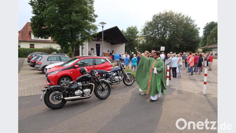 Pater Martin segnet die abgestellten Fahrzeuge und bat um Gottes Schutz im täglichen Straßenverkehr. bsc