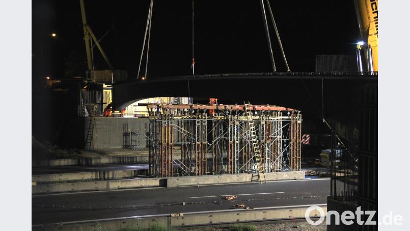 Spektakulärer Brückenbau in einer Nacht - 500 Tonnen Kran hebt Brückenteile über 6-spurige Autobahn in Regensburg Auer, Alexander