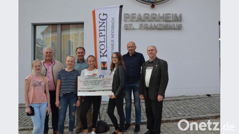 Über den Scheck von 1400 Euro für die Ministrantenwallfahrt nach Rom freuen sich die Mädchen sowie Pfarrer Josef Most (rechts) und Diakon Herbert Sturm (links). Den Scheck überreichen Kolpings-Vorsitzender Thomas Forster (Zweiter von rechts) und Kassier Jürgen Kellermann. gi