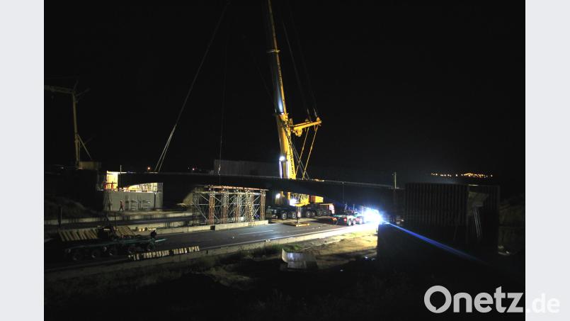 Spektakulärer Brückenbau in einer Nacht - 500 Tonnen Kran hebt Brückenteile über 6-spurige Autobahn in Regensburg Auer, Alexander