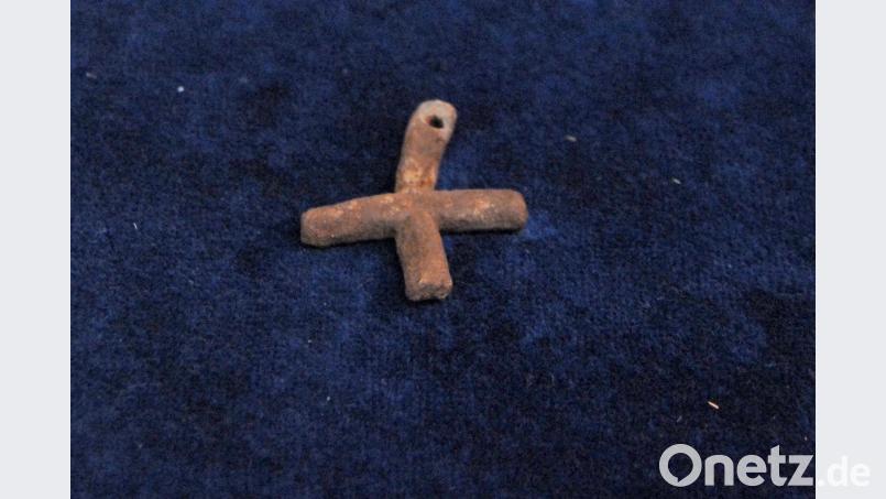Das Original des slawischen Taufkreuzes kann in den Räumen der archäologischen Ausstellung im Schulhaus in Neustadt am Kulm besichtigt werden. Das unscheinbare Kreuzchen aus dem 8. Jahrhundert wurde im Jahre 2008 bei einer Grabung an der Oberburg am Rauhen Kulm gefunden. ow