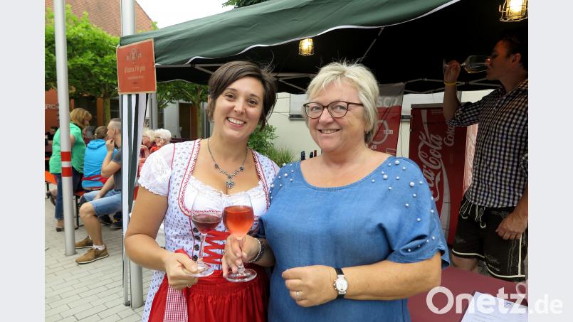 Die Vorsitzende des Libournevereins, Sonja Dietl (rechts), stieß mit der französischen Winzerin Amelie Ardouin (links) auf ein gutes Gelingen an. Hirsch