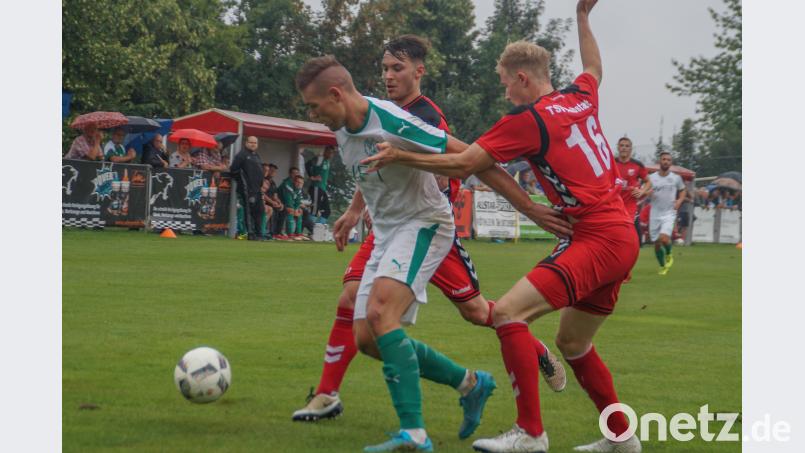 Marco Seifert, hier gegen Ingo Feser und Steffen Behr (von links), brachte die DJK Gebenbach schon früh in Führung. Dümpert