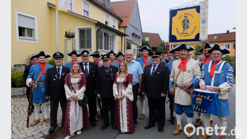 Kreisvorsitzender Heinrich Scheidler ( stehend Dritter von rechts ) war der Flosser Landwehr überaus dankbar für ihre Mitwirkung beim Kirchenzug mit anschließendem Gottesdienst aus Anlass des Quirinfestes. le