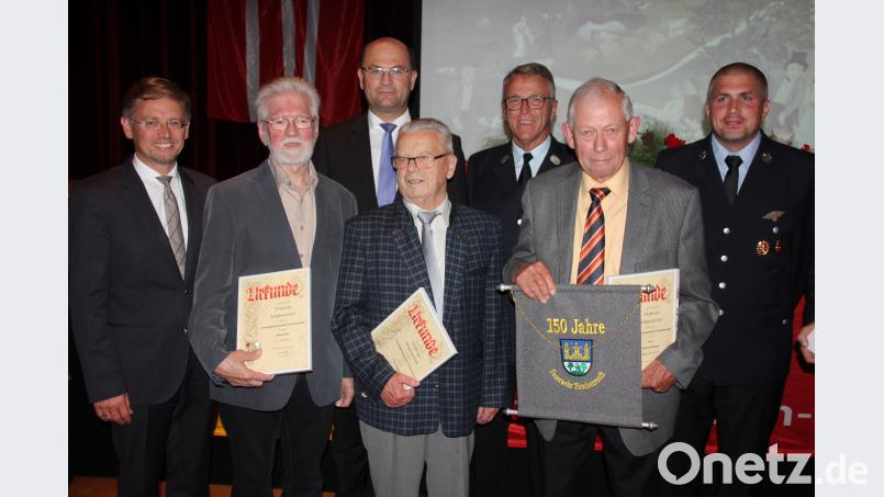 Langjährige Mitglieder wurden geehrt. Von links MdL Tobias Reiß, Gerhard Bauer (Bauverein), Albert Füracker, Paul Helgert, Bürgermeister Franz Stahl, Gerhard Graser und Vorsitzender Markus Mayer. kro