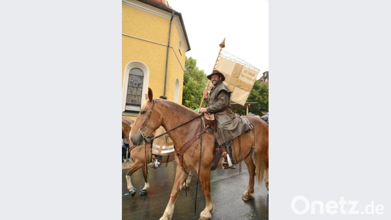 Hoch zu Ross – und farblich stimmig. bey