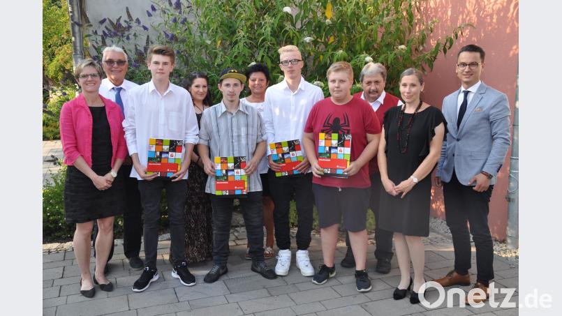 Stellvertretende Schulleiterin Stefanie Lauter-Seitz (von links), zweiter Bürgermeister Josef Hecht, Martin Panzer, Fachlehrerin Melanie Iadonisi, Dominik Baisi, Förderlehrerin Brigitte Koch, Pascal Goller, Abschlussbester Sebastian Scheidler, Schulleiter Wolfgang Schmidt, Klassenlehrerin Silke Nußstein und Kreisrat Bernhard Söllner. ak