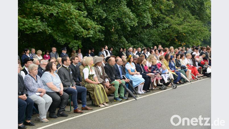 Diesmal waren die Plätze für die Gottesdienstbesucher entlang der Straße aufgebaut. Vor der St. Jodokkirche mussten die Fläche mit dem frisch angesäten Rasen noch geschützt werden. bey