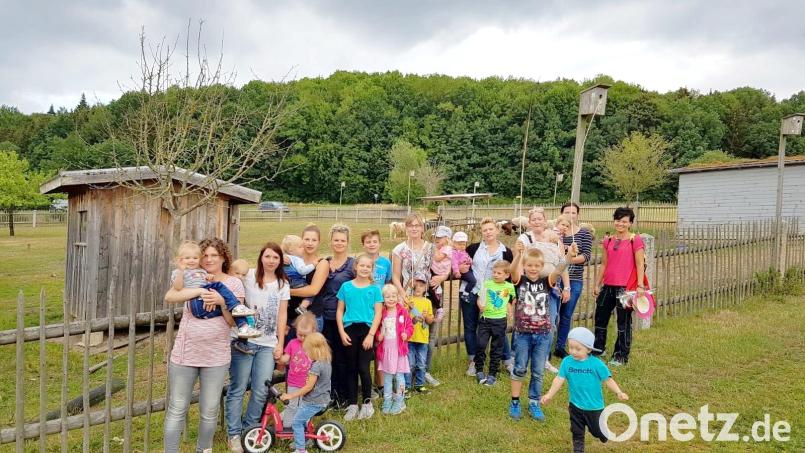 Viel Spaß haben die Mütter und Eltern der Krabbelgruppe Steinwaldmäuse auf dem Vierseithof der Familie Busch in Mittelmühle. Mit auf dem Bild Leiterin Sabine Schöpf-Schreiber (Vierte von links). njn
