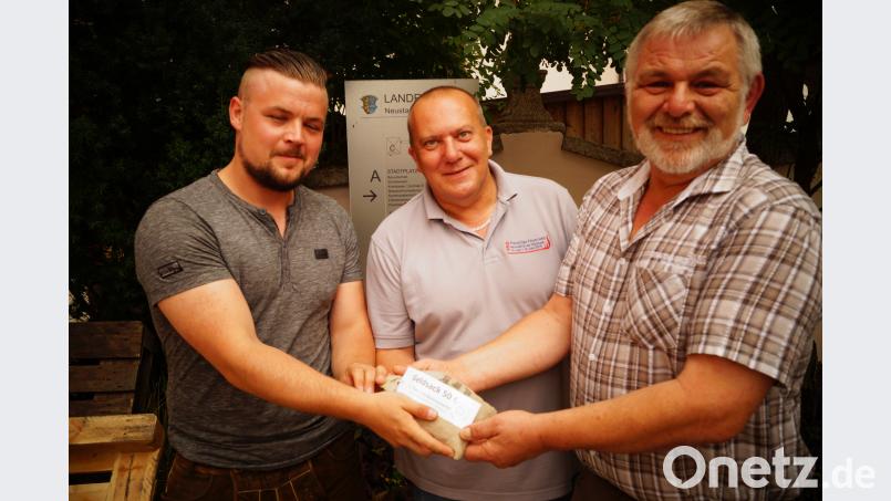 Den Gewinn vom erfolgreichen Schießen auf die Jubiläumsscheibe gibt Ulrich Kraus an Kommandant Michael Spranger und Jugendwart Dominik Lang (von rechts) von der Feuerwehr weiter. arw