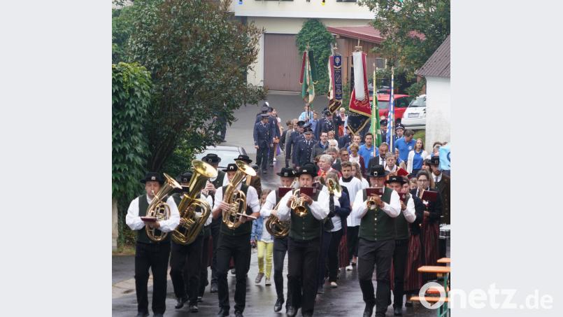 Ein großer Kirchenzug mit Trachtenkapelle, Pfarrer, Bürgermeister und Vereinen macht sich anlässlich des Patroziniums zur Mutterkirche St. Jakobus auf. fvo