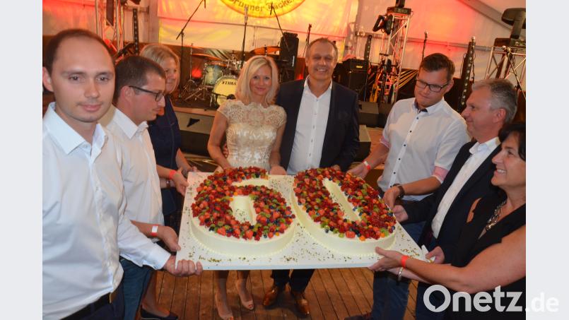Die Backstube überraschte Iris und Gerhard Brunner mit einer Geburtstagstorte. Bild: Kunz Kunz